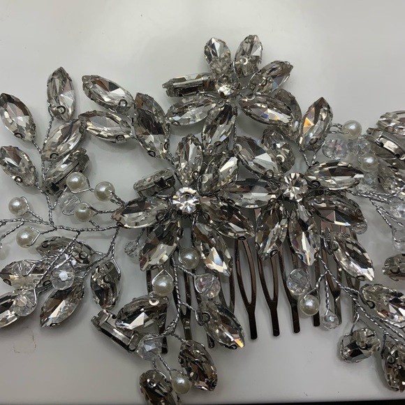 Beautiful Rhinestone and Pearl Head Hair Comb - Picture 5 of 9